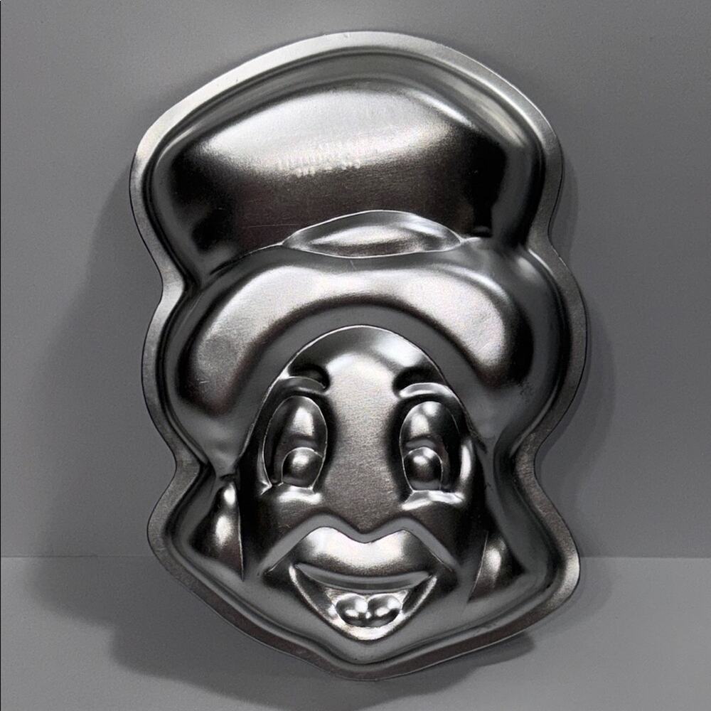Vintage 1976 Walt Disney Wilton Jiminy Cricket Cake tin pan mold 8” x 6” Small